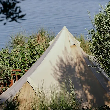 Glamping Bell Tent Robinson אוהל מפואר